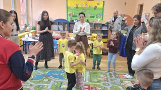 Dziewczynka i chłopiec tańczą w kole