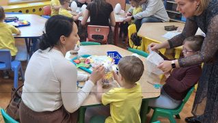 Rodzice i dzieci przy stole