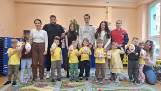 Wspólne zdjęcie rodziców i dzieci z ozdobami