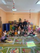 Dzieci pozują do zdjęcia z policjantami.