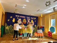 Panie nauczycielki odgrywają scenkę wielkanocną.