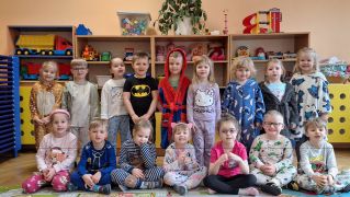 Tygryski pozują do zdjęcia.