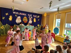 Dzieci tańczą mazurka.