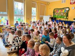 Dzieci oglądają przedstawienie.