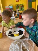 Dzieci sadzą owies.