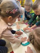 Dzieci sadzą rzeżuchę.