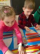 Dzieci wykonują pracę plastyczną.