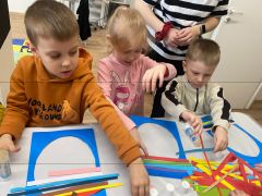 Dzieci wykonują pracę plastyczną.