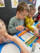 Dzieci wykonują pracę plastyczną.