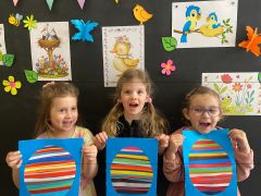 Dziewczynki pozują do zdjęcia.