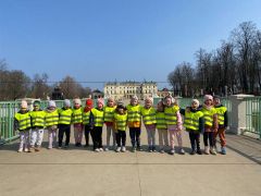 Dzieci pozują do zdjęcia.