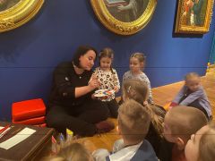 Dzieci mieszają farby.