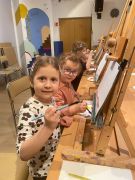 Dzieci malują swoje obrazy.