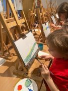 Dzieci malują swoje obrazy.