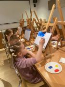 Dzieci malują swoje obrazy.