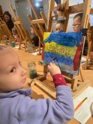 Dzieci malują swoje obrazy.