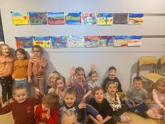 Dzieci pozują do zdjęcia.