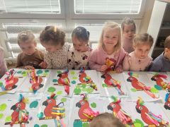 Dzieci wykonują pracę plastyczną.