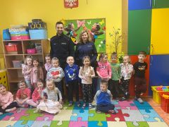 Dzieci razem z Policjantami pozują do zdjęcia.
