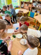 Dzieci obierają jajka.