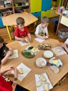 Dzieci przygotowują swoje kanapki.