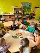 Dzieci przygotowują swoje kanapki.