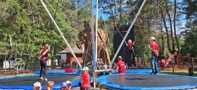 Dzieci skaczą na trampolinach